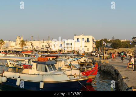 Paros, Griechenland 5. August 2016. Ansicht von Naoussa Dorf auf der Insel Paros in Griechenland. Eine berühmte touristische Destination. Stockfoto