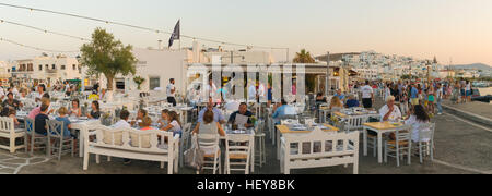 Paros, Griechenland 5. August 2016. Restaurants sind bereit, Touristen und Einheimische auf der Insel Paros in Griechenland begrüßen zu dürfen. Stockfoto