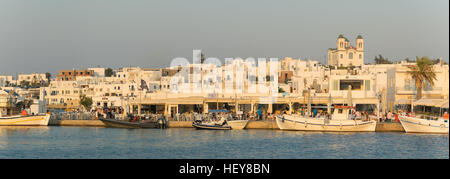 Paros, Griechenland 5. August 2016. Panorama des berühmten Touristenziel Naoussa Village auf der Insel Paros in Griechenland. Stockfoto