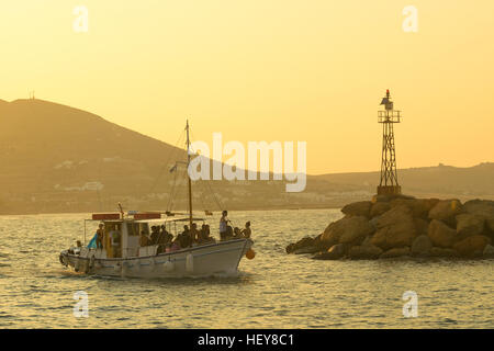 Paros, Griechenland 5. August 2016. Menschen, die genießen einer Kreuzfahrt mit einem lokalen touristischen Boot in lokalen Dorf Naoussa auf Paros. Stockfoto