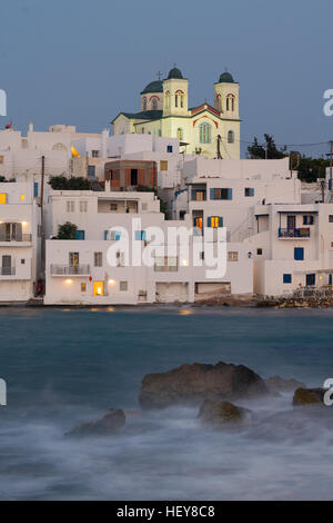 Langzeitbelichtung Dorf Naoussa auf Paros in Griechenland. Stockfoto