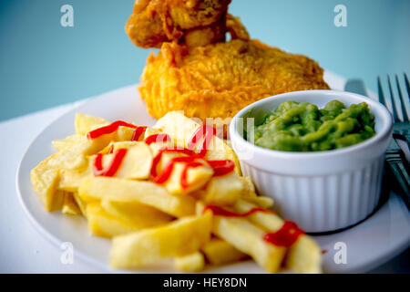 klassischen Fish &amp; Chips mit Erbsenpüree Stockfoto