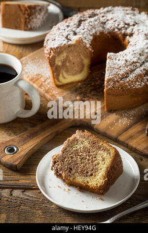 Hausgemachte Zimt-Kaffee-Kuchen mit Puderzucker Stockfoto