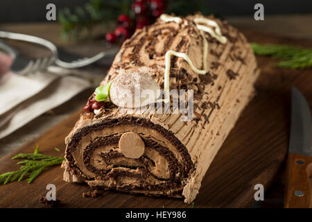 Hausgemachte Schokolade Weihnachten Yule Log mit Mousse und Zuckerguss Stockfoto