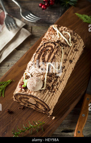 Hausgemachte Schokolade Weihnachten Yule Log mit Mousse und Zuckerguss Stockfoto