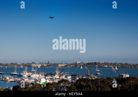 Boote im Hafen von San Diego Kalifornien an einem sonnigen blauen Himmel Tag angedockt. Stockfoto