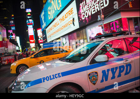 NEW YORK CITY - 23. Dezember 2016: NYPD Polizeiauto stationiert auf dem Times Square, als die Stadt bereitet sich auf Silvester. Stockfoto
