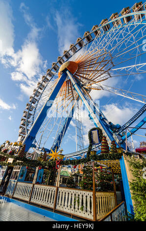 Riesenrad / Karussell am Berliner Weihnachtszeit, deutschen Weihnachtsmarkt, Neptunbrunnen, Berlin Stockfoto