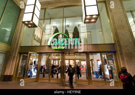 Logo und Eingang außerhalb Galeria Kaufhof; Department Store, Shop, Händler. Alexanderplatz, Mitte, Berlin, Deutschland. Stockfoto