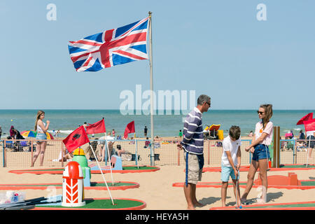 Familie, spielen Minigolf auf Margate Beach, Margate, Kent, England, Großbritannien Stockfoto