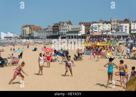 Gruppe spielen auf Margate Beach, Margate, Kent, England, Großbritannien Stockfoto