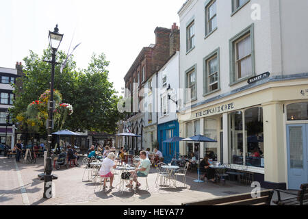 Sitzgelegenheiten im Freien an der Cupcake Cafe, Marktplatz, Altstadt, Ramsgate, Kent, England, Vereinigtes Königreich Stockfoto