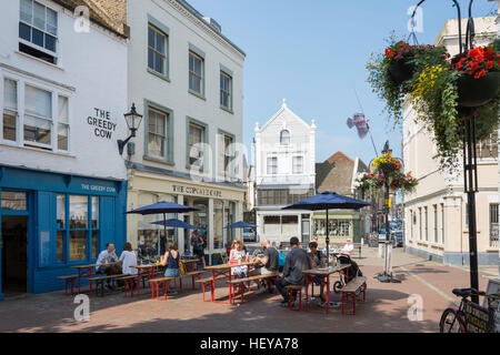 Sitzgelegenheiten im Freien an der Cupcake und gierig Kuh Cafés, Marktplatz, Altstadt, Ramsgate, Kent, England, Vereinigtes Königreich Stockfoto