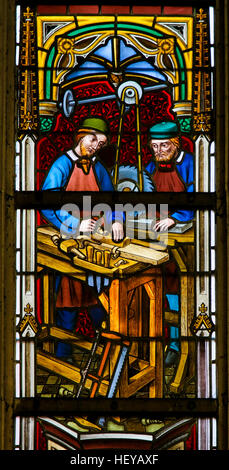 Glasmalerei-Fenster Darstellung Tischler bei der Arbeit in der Kathedrale St. Bavo in Gent, Flandern, Belgien. Stockfoto