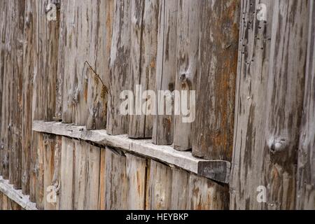 Holzpfähle auf einem Hintergrund Herbstwald Stockfoto