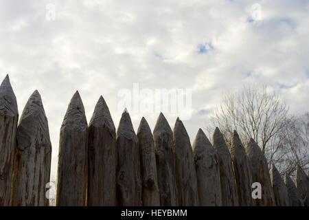 Holzpfähle auf einem Hintergrund Herbstwald Stockfoto