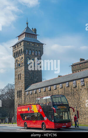 Cardiff Castle Clock Tower und Stadtbus "Sightseer" South Wales an einem sonnigen Tag Stockfoto