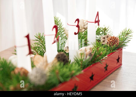 Weihnachten Advent Kranz Closeup mit Dekoration auf Tisch, vierte Advent Kerze im Fokus Stockfoto