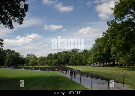 Reflexionen, Menschen und Objekte an der Wand des Vietnam Veterans Memorial in Washington, DC. Stockfoto