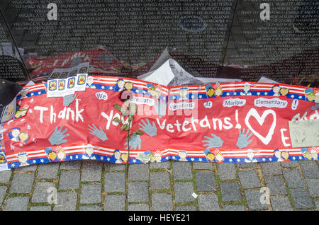 Reflexionen, Menschen und Objekte an der Wand des Vietnam Veterans Memorial in Washington, DC. Stockfoto