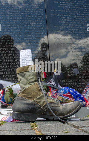 Reflexionen, Menschen und Objekte an der Wand des Vietnam Veterans Memorial in Washington, DC. Stockfoto