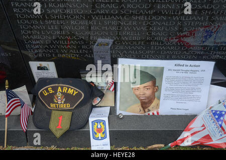 Reflexionen, Menschen und Objekte an der Wand des Vietnam Veterans Memorial in Washington, DC. Stockfoto