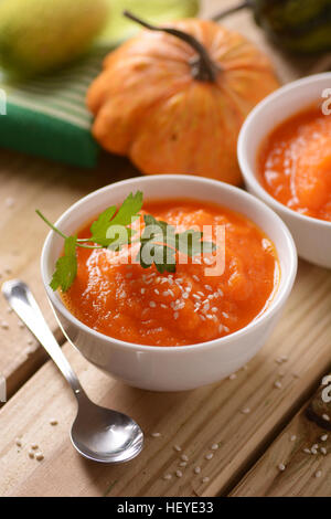 Kürbissuppe mit Sesam Stockfoto
