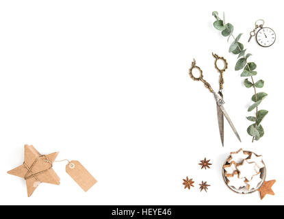 Weihnachtsplätzchen, Geschenke und grüne Eukalyptus Zweige auf weißem Hintergrund. Minimalistische flach legen Stockfoto