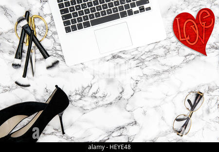 Feminine Accessoires, Notebook, rotes Herz Dekoration auf Office Schreibtisch-Hintergrund. Mode flach legen für Blogger social media Stockfoto