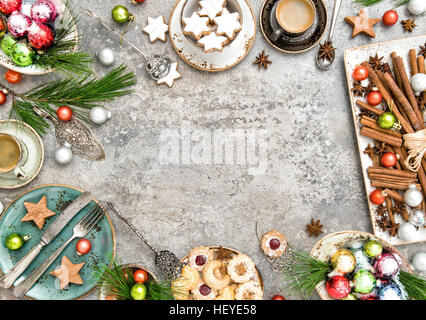 Weihnachten Tischdekoration. Traditionelle deutsche Kekse und Kaffee. Ferien-Stillleben Stockfoto