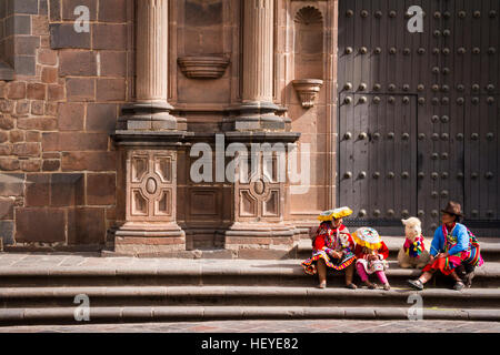 Cusco, PERU - ca. NOVEMBER 2016: einheimische gekleidet mit traditioneller Kleidung sitzt auf den Stufen der Kirche Santo Domingo´s Stockfoto