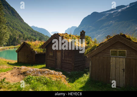 Blick über See Lovatnet, sitzt ein traditionelles norwegisches Haus in den Vordergrund, garniert mit Sod Dach Stockfoto