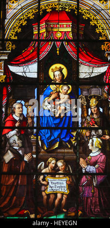 Glasmalerei (1851) in Saint Nicholas Church, Gent, Darstellung Mutter Mary und das Jesuskind, Madonna und Kind, und den Gebern und verschiedener Heiliger Stockfoto