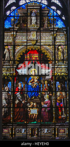 Glasmalerei (1851) in Saint Nicholas Church, Gent, Darstellung Mutter Mary und das Jesuskind, Madonna und Kind, und den Gebern und verschiedener Heiliger Stockfoto