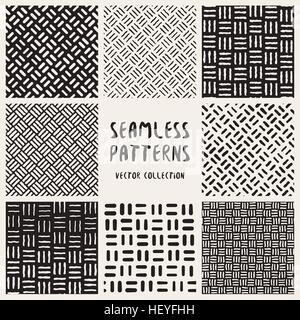 Satz von acht nahtlose schwarz-weiß Hand gezeichnet Diagonale Linien geometrische Muster Kollektion. Abstrakte Freihand Hintergrunddesign Stock Vektor