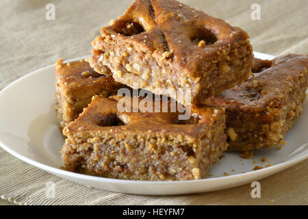 Türkische Baklava mit Walnüssen auf einem weißen Teller Stockfoto