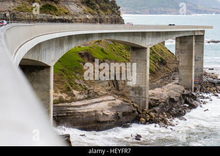 Clifton, Australien 18. Dezember 2016: The Sea Cliff Bridge ist eine ausgewogene Cantilever-Brücke befindet sich in der nördlichen Illawarra Region New South Wales. Die Brücke im Wert von $ 52 Millionen verbindet die Küsten Vororte von Coalcliff und Clifton. Stockfoto