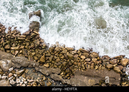 Clifton, Australien 18. Dezember 2016: The Sea Cliff Bridge ist eine ausgewogene Cantilever-Brücke befindet sich in der nördlichen Illawarra Region New South Wales. Die Brücke im Wert von $ 52 Millionen verbindet die Küsten Vororte von Coalcliff und Clifton. Das Bild zeigt der Blick von der Brücke. Stockfoto