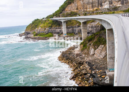 Clifton, Australien 18. Dezember 2016: The Sea Cliff Bridge ist eine ausgewogene Cantilever-Brücke befindet sich in der nördlichen Illawarra Region New South Wales. Die Brücke im Wert von $ 52 Millionen verbindet die Küsten Vororte von Coalcliff und Clifton. Stockfoto