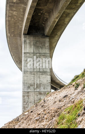 Clifton, Australien 18. Dezember 2016: The Sea Cliff Bridge ist eine ausgewogene Cantilever-Brücke befindet sich in der nördlichen Illawarra Region New South Wales. Die Brücke im Wert von $ 52 Millionen verbindet die Küsten Vororte von Coalcliff und Clifton. Stockfoto