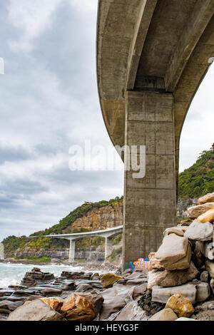 Clifton, Australien 18. Dezember 2016: The Sea Cliff Bridge ist eine ausgewogene Cantilever-Brücke befindet sich in der nördlichen Illawarra Region New South Wales. Die Brücke im Wert von $ 52 Millionen verbindet die Küsten Vororte von Coalcliff und Clifton. Stockfoto