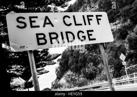 Clifton, Australien 18. Dezember 2016: The Sea Cliff Bridge ist eine ausgewogene Cantilever-Brücke befindet sich in der nördlichen Illawarra Region New South Wales. Die Brücke im Wert von $ 52 Millionen verbindet die Küsten Vororte von Coalcliff und Clifton. Stockfoto