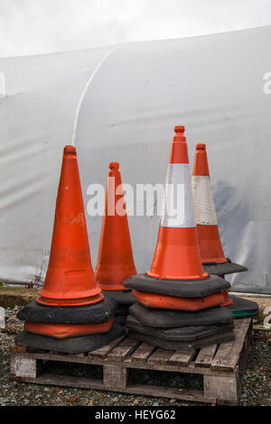 Schäbig orange Straße Kegel auf einer Holzpalette Stockfoto
