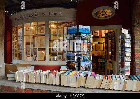 Reihe von gebrauchte Bücher außerhalb des Ladens Kingsgate Bücher & Drucke im historischen Teil von Winchester, UK. Stockfoto