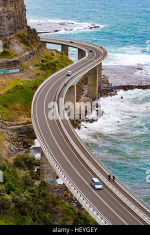 Clifton, Australien 18. Dezember 2016: The Sea Cliff Bridge ist eine ausgewogene Cantilever-Brücke befindet sich in der nördlichen Illawarra Region New South Wales. Die Brücke im Wert von $ 52 Millionen verbindet die Küsten Vororte von Coalcliff und Clifton. Stockfoto