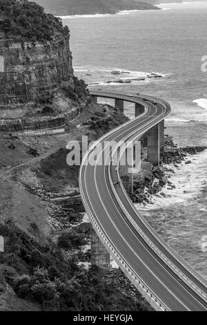 Clifton, Australien 18. Dezember 2016: The Sea Cliff Bridge ist eine ausgewogene Cantilever-Brücke befindet sich in der nördlichen Illawarra Region New South Wales. Die Brücke im Wert von $ 52 Millionen verbindet die Küsten Vororte von Coalcliff und Clifton. Stockfoto