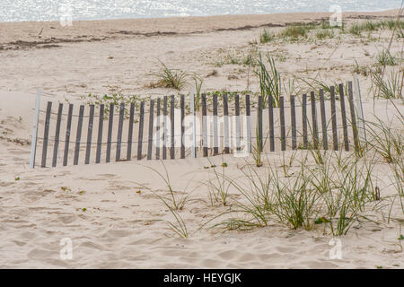 Erosion Zaun auf Dünen am leeren Strand von Florida Stockfoto