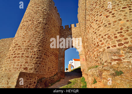 Portugal, Alentejo: Blick durch die Burg von Evoramonte mit kleinen Kapelle im Hintergrund Stockfoto