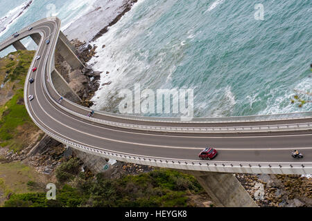 Clifton, Australien 18. Dezember 2016: The Sea Cliff Bridge ist eine ausgewogene Cantilever-Brücke befindet sich in der nördlichen Illawarra Region New South Wales. Die Brücke im Wert von $ 52 Millionen verbindet die Küsten Vororte von Coalcliff und Clifton. Stockfoto