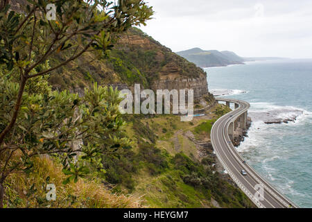 Clifton, Australien 18. Dezember 2016: The Sea Cliff Bridge ist eine ausgewogene Cantilever-Brücke befindet sich in der nördlichen Illawarra Region New South Wales. Die Brücke im Wert von $ 52 Millionen verbindet die Küsten Vororte von Coalcliff und Clifton. Stockfoto